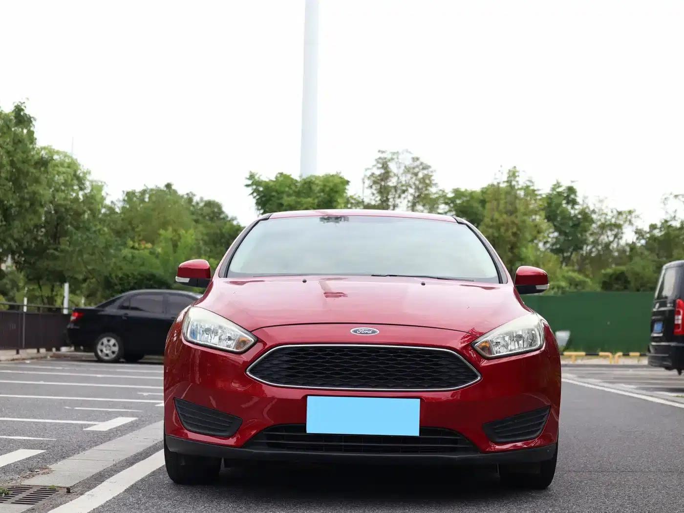 Ford Focus 2018 Hatchback Classic 1.6L Automatic Comfort Smart Edition — миниатюра 2