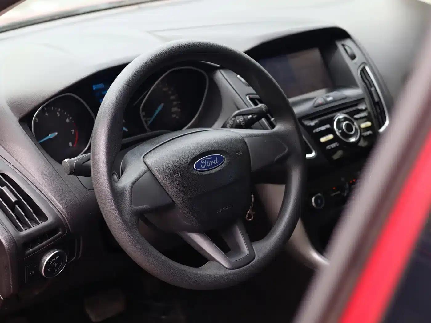 Ford Focus 2018 Hatchback Classic 1.6L Automatic Comfort Smart Edition — миниатюра 14