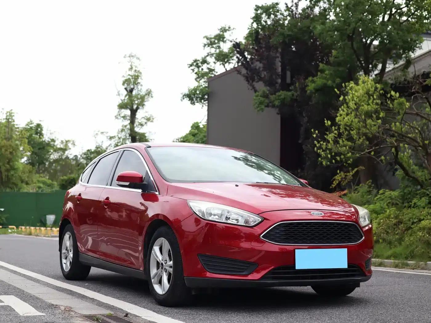 Ford Focus 2018 Hatchback Classic 1.6L Automatic Comfort Smart Edition — миниатюра 3