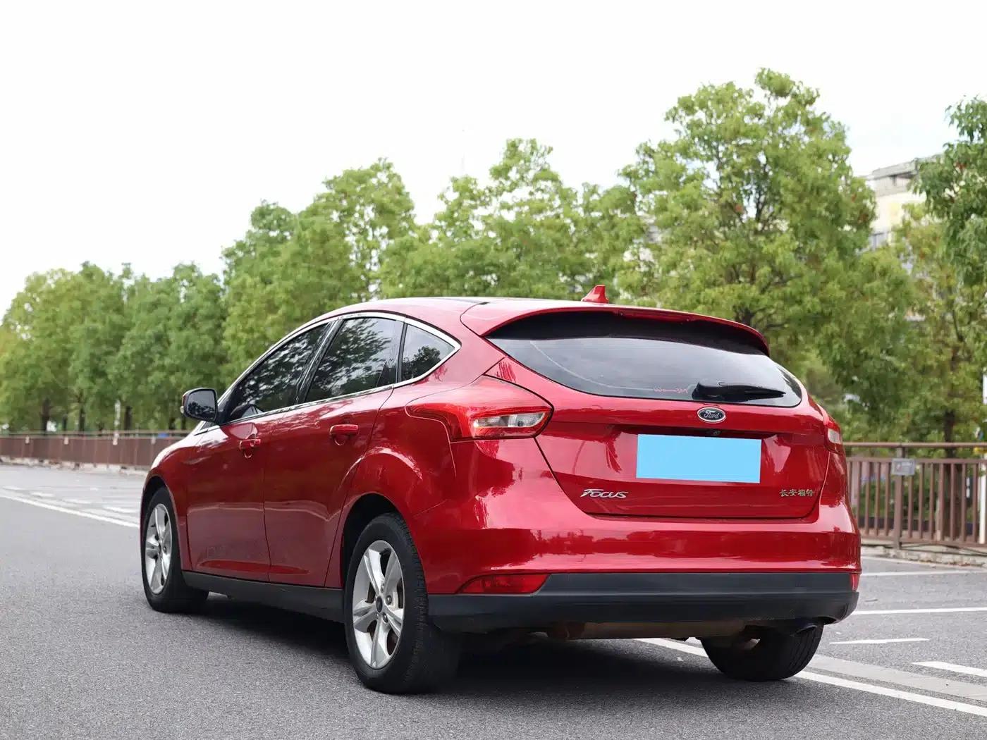 Ford Focus 2018 Hatchback Classic 1.6L Automatic Comfort Smart Edition — миниатюра 4