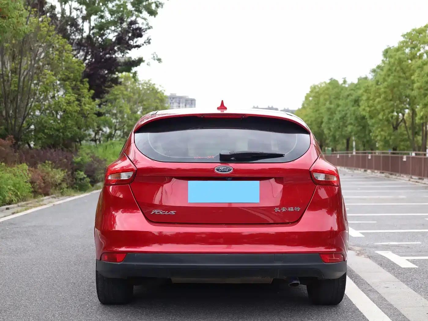 Ford Focus 2018 Hatchback Classic 1.6L Automatic Comfort Smart Edition — миниатюра 6