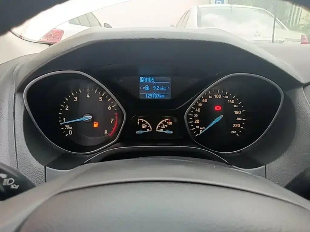 Ford Focus 2017 Sedan 1.6L Automatic Fashion Smart Edition — миниатюра 12