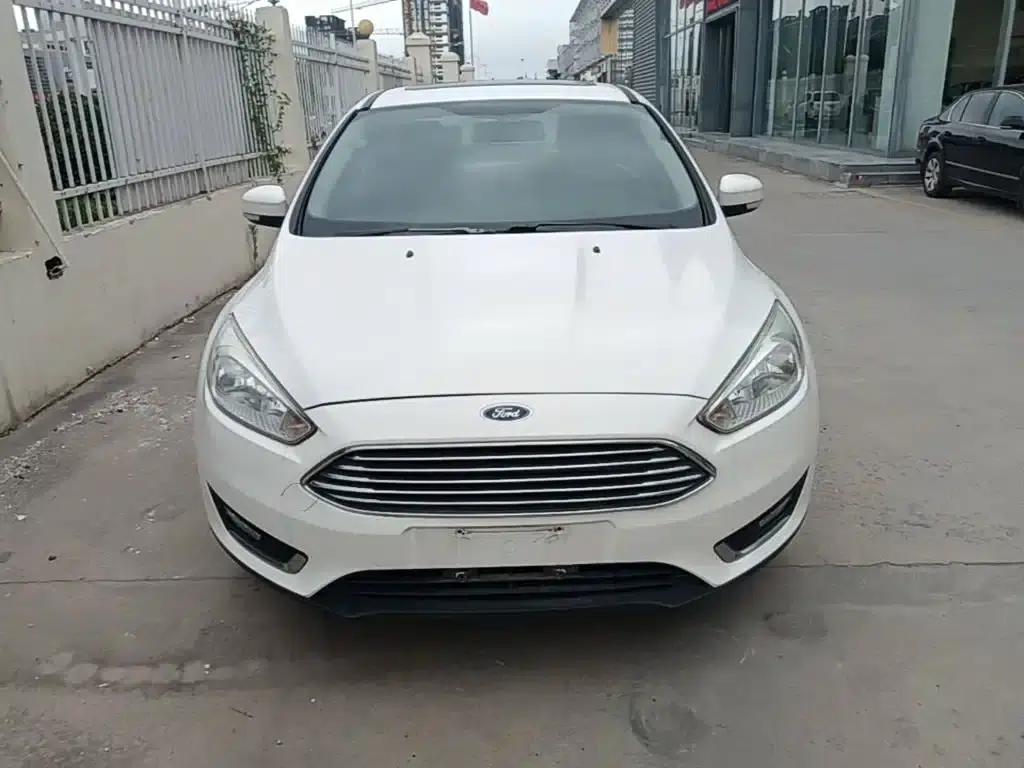 Ford Focus 2017 Sedan 1.6L Automatic Fashion Smart Edition — миниатюра 3