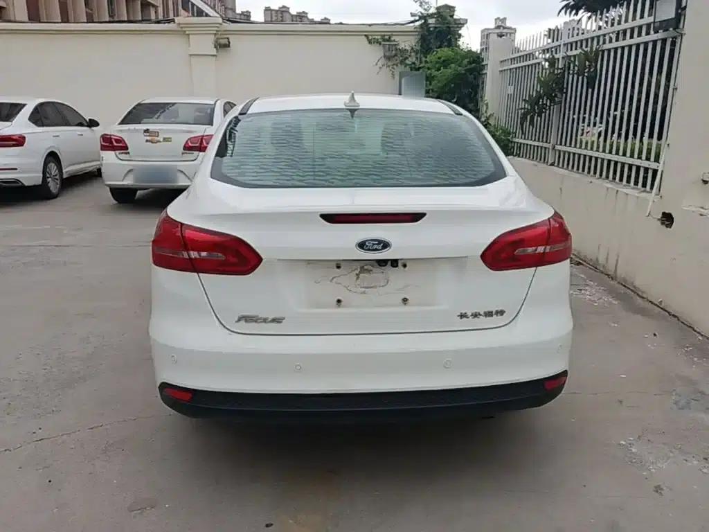Ford Focus 2017 Sedan 1.6L Automatic Fashion Smart Edition — миниатюра 6