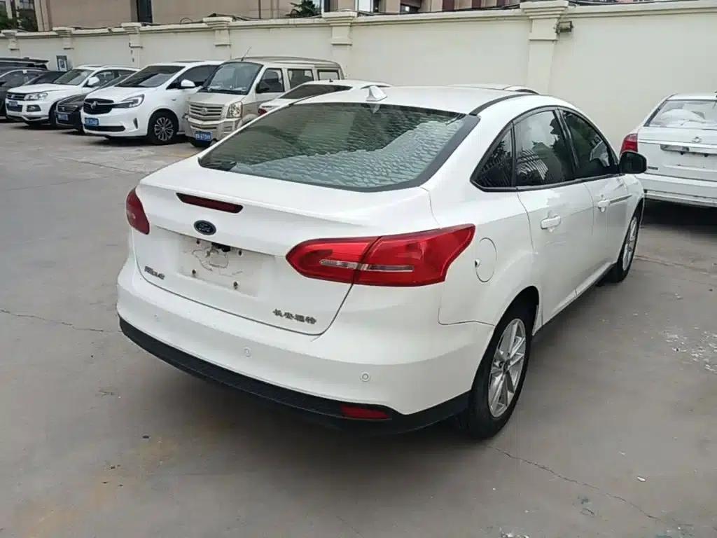 Ford Focus 2017 Sedan 1.6L Automatic Fashion Smart Edition — миниатюра 7