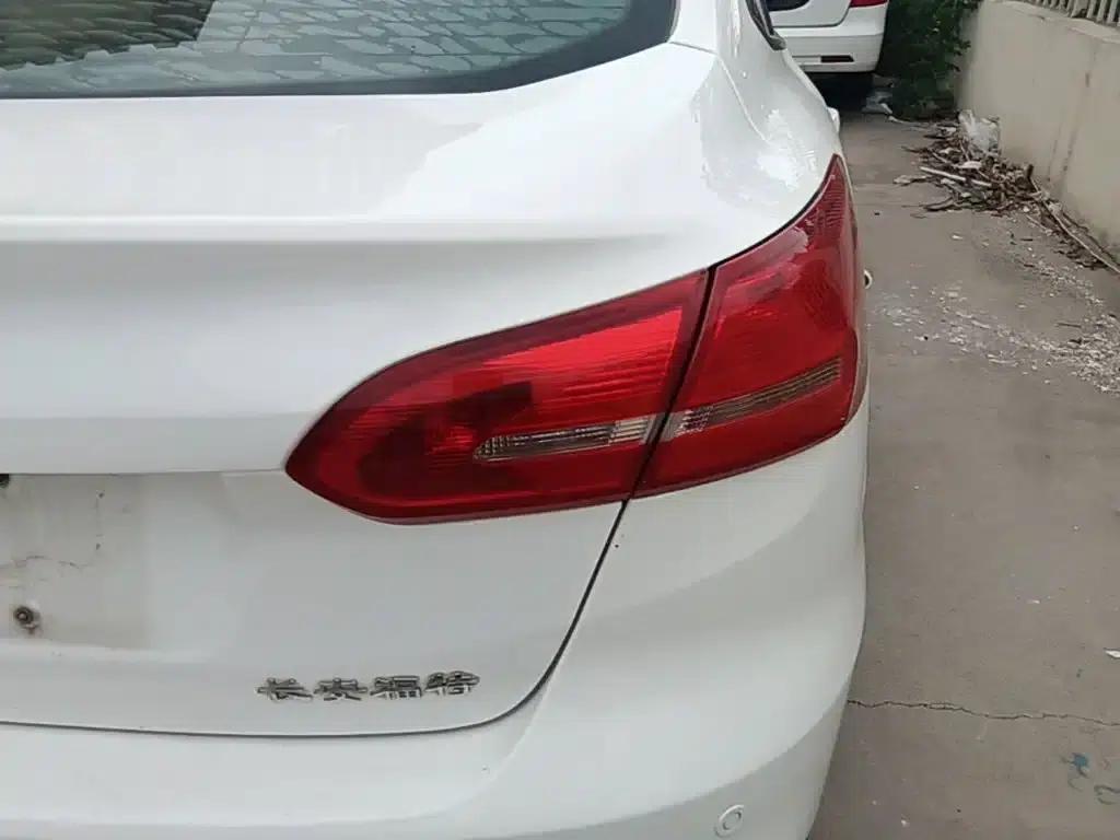 Ford Focus 2017 Sedan 1.6L Automatic Fashion Smart Edition — миниатюра 8