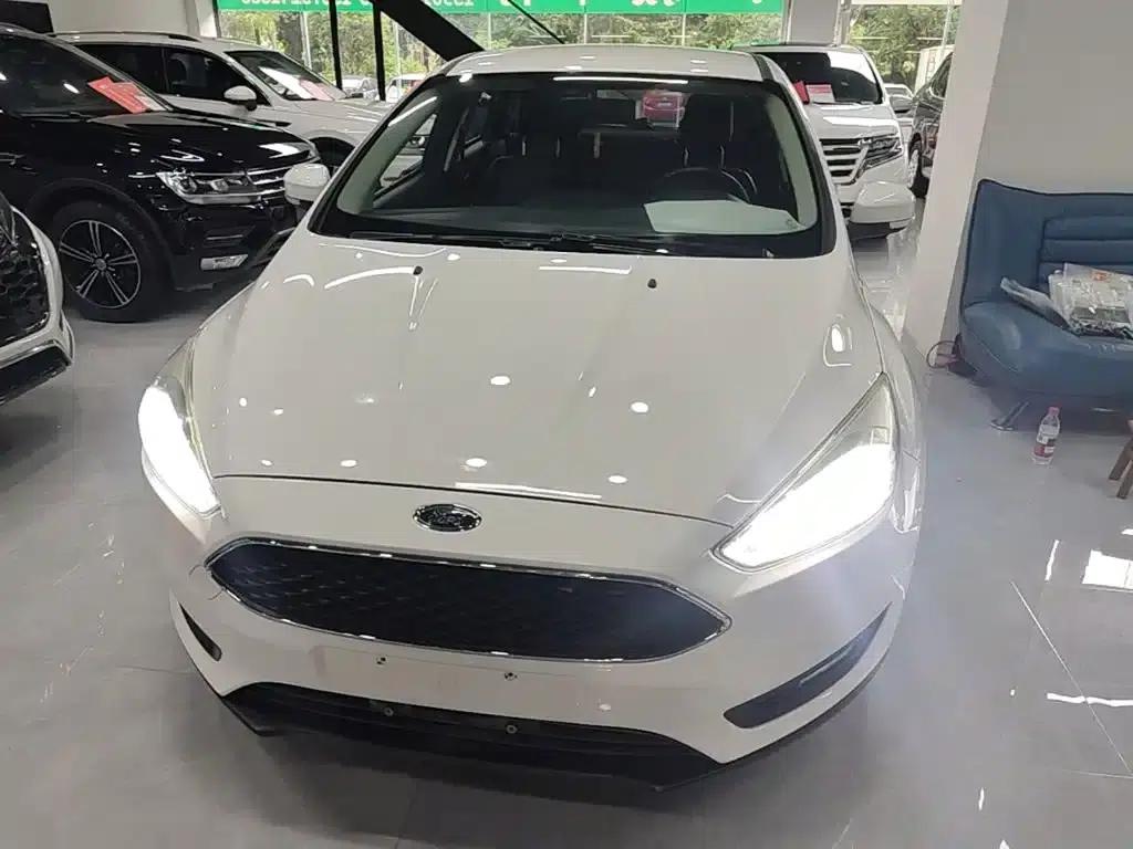 Ford Focus 2018 Hatchback Classic 1.6L Automatic Comfort Smart Edition — миниатюра 3