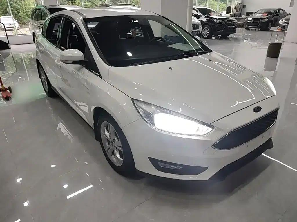Ford Focus 2018 Hatchback Classic 1.6L Automatic Comfort Smart Edition — миниатюра 4