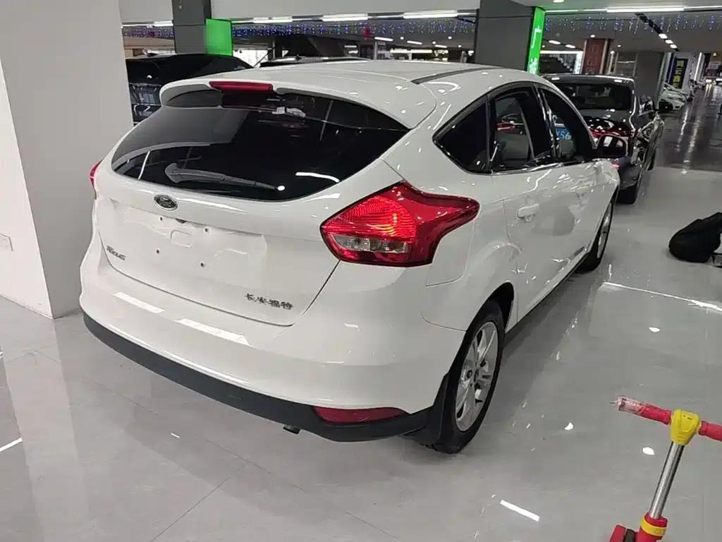 Ford Focus 2018 Hatchback Classic 1.6L Automatic Comfort Smart Edition — миниатюра 7
