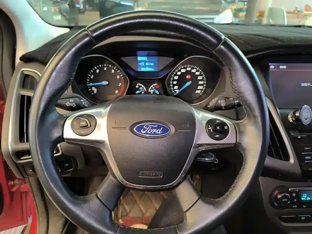 Ford Focus 2012 Hatchback 1.6L Automatic Fashion Edition — миниатюра 11