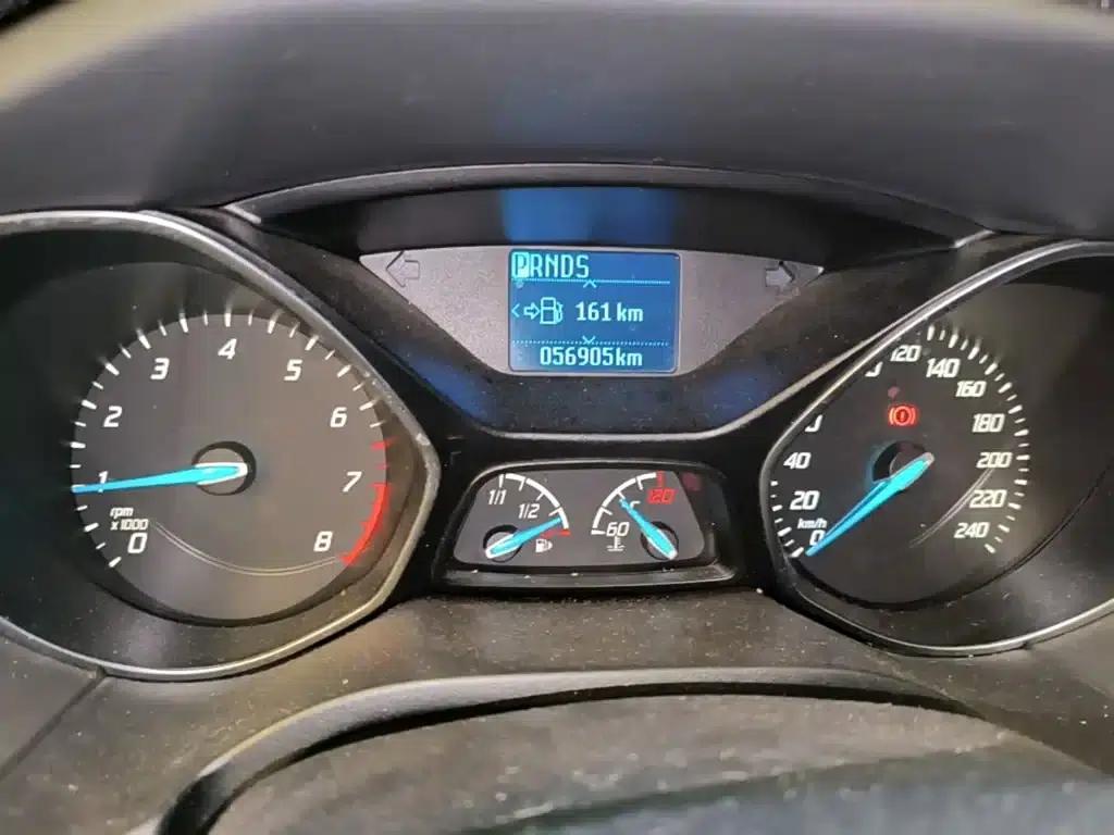 Ford Focus 2012 Hatchback 1.6L Automatic Fashion Edition — миниатюра 12