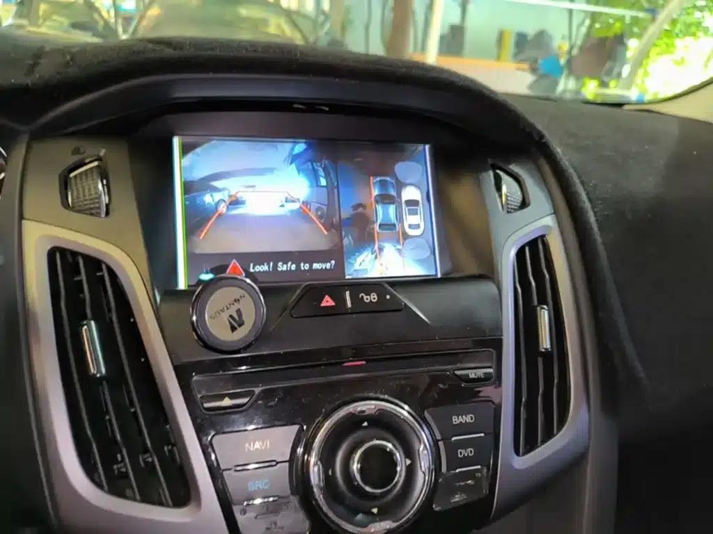 Ford Focus 2012 Hatchback 1.6L Automatic Fashion Edition — миниатюра 13