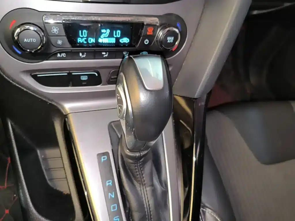 Ford Focus 2012 Hatchback 1.6L Automatic Fashion Edition — миниатюра 14