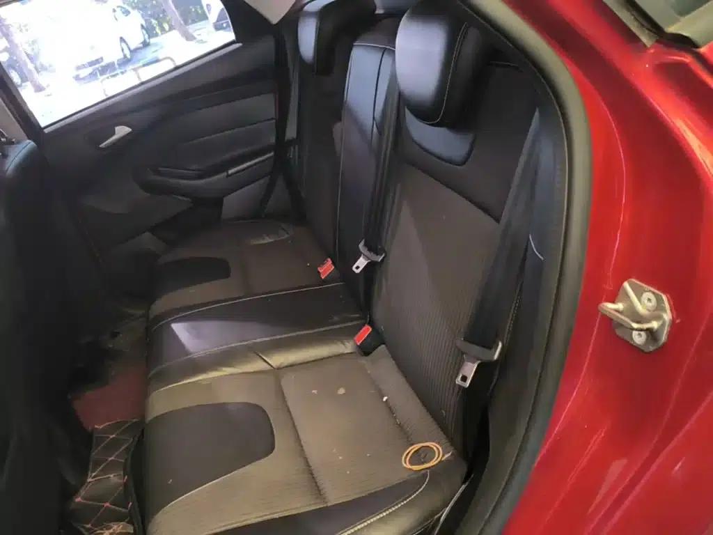 Ford Focus 2012 Hatchback 1.6L Automatic Fashion Edition — миниатюра 17