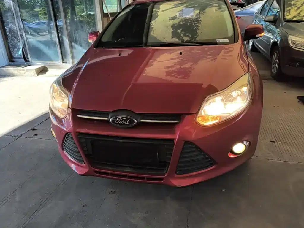 Ford Focus 2012 Hatchback 1.6L Automatic Fashion Edition — миниатюра 3