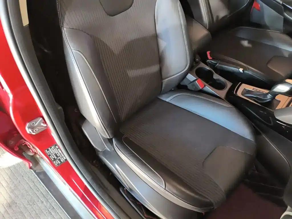 Ford Focus 2012 Hatchback 1.6L Automatic Fashion Edition — миниатюра 25