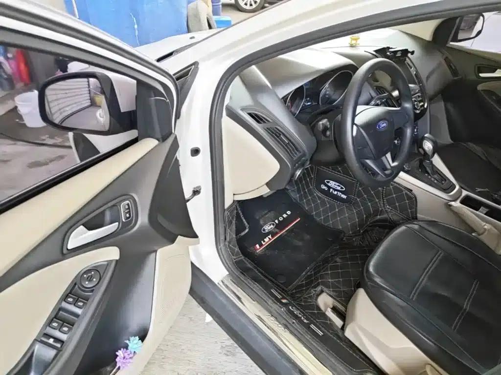 Ford Focus 2017 Sedan 1.6L Automatic Comfort Smart Edition — миниатюра 16