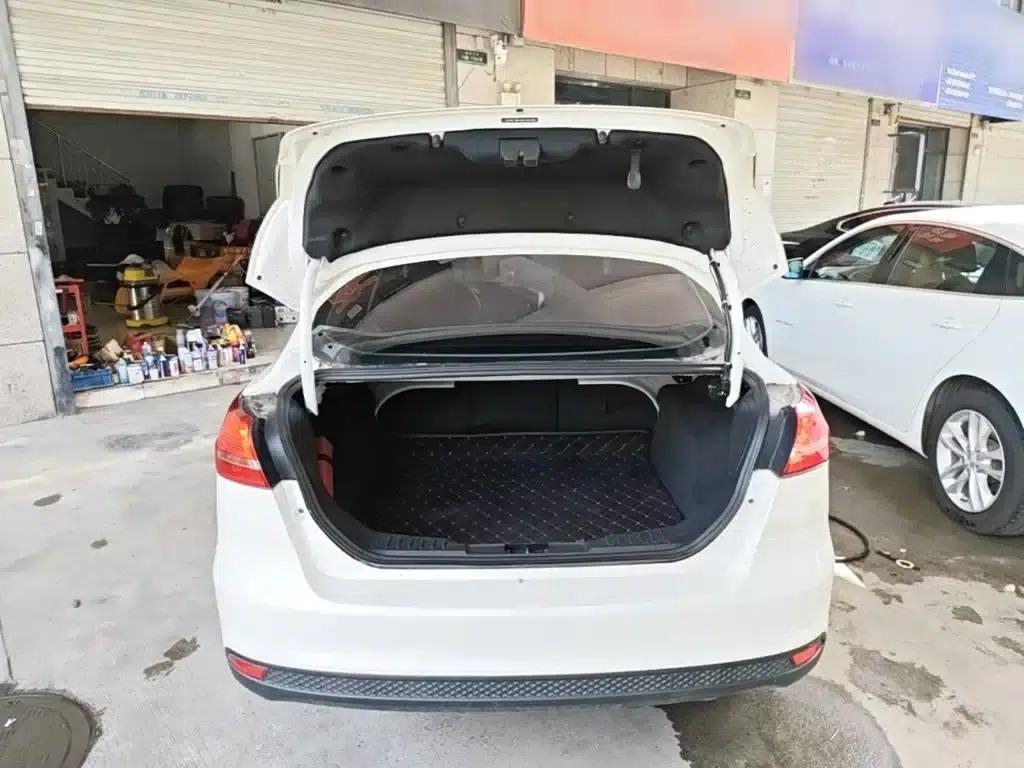 Ford Focus 2017 Sedan 1.6L Automatic Comfort Smart Edition — миниатюра 19
