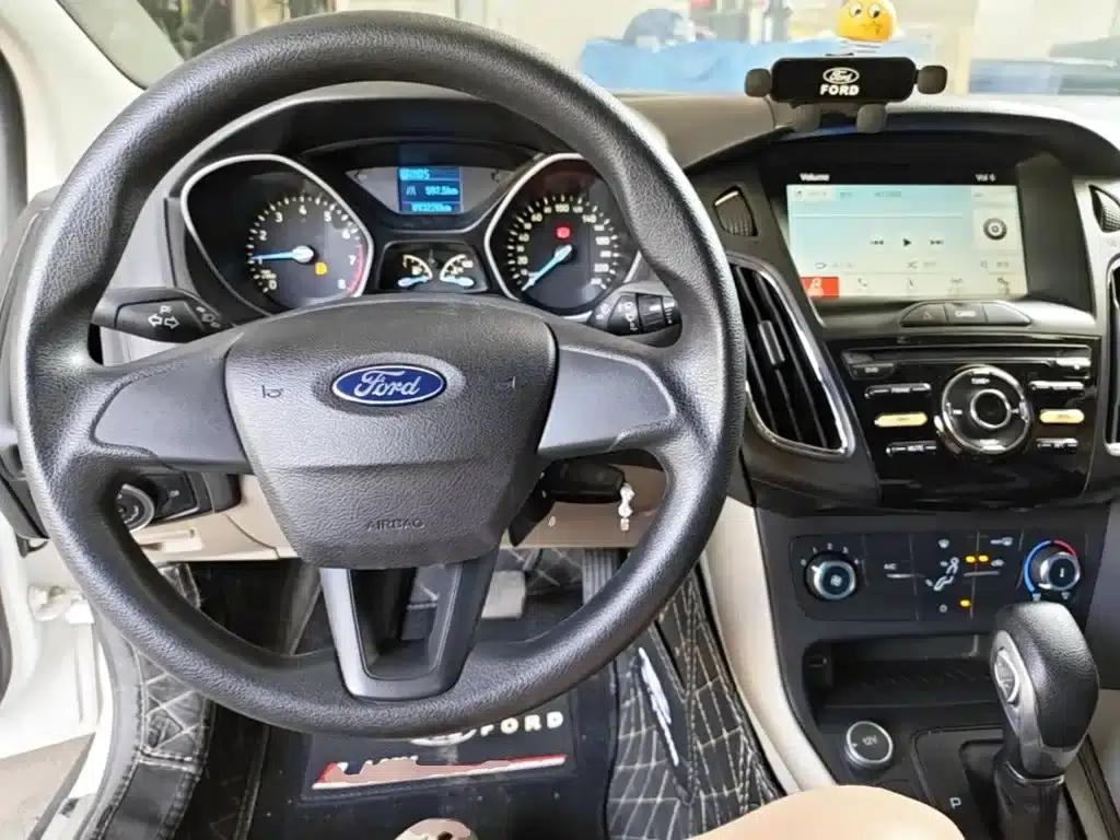 Ford Focus 2017 Sedan 1.6L Automatic Comfort Smart Edition — миниатюра 10