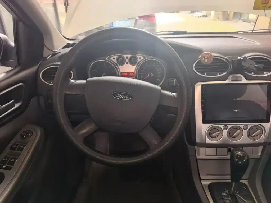 Ford Focus 2013 Hatchback Classic 1.8L Automatic Basic Model — миниатюра 11