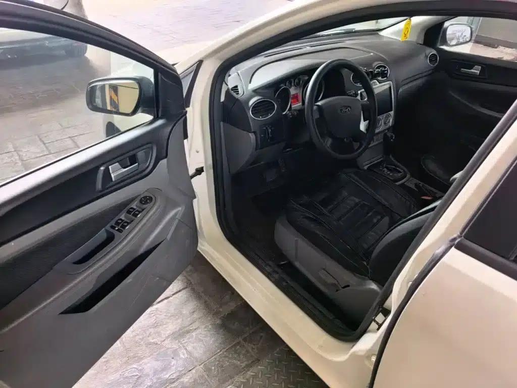 Ford Focus 2013 Hatchback Classic 1.8L Automatic Basic Model — миниатюра 16