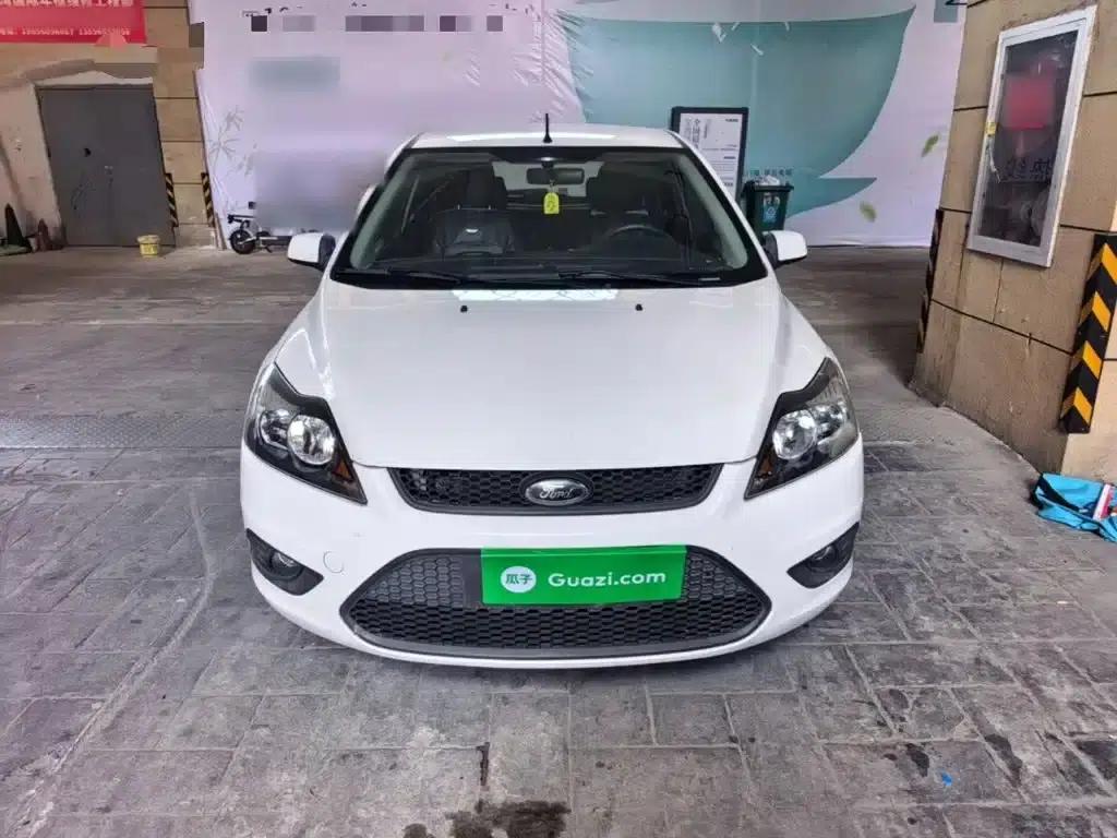 Ford Focus 2013 Hatchback Classic 1.8L Automatic Basic Model — миниатюра 3