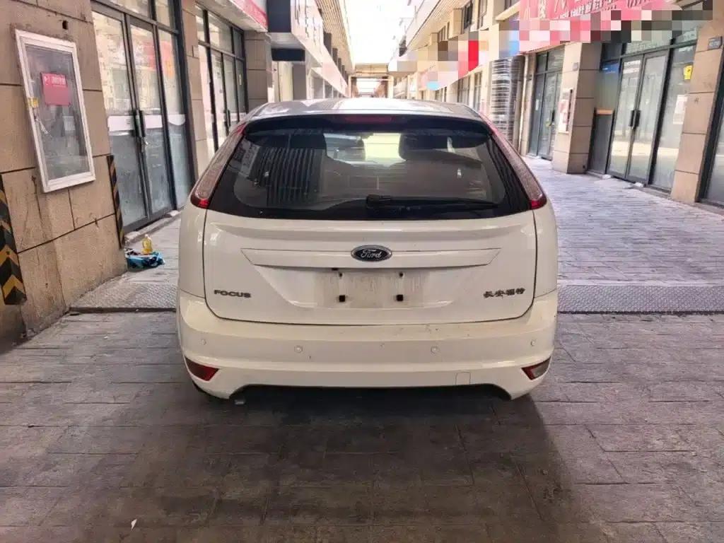Ford Focus 2013 Hatchback Classic 1.8L Automatic Basic Model — миниатюра 6