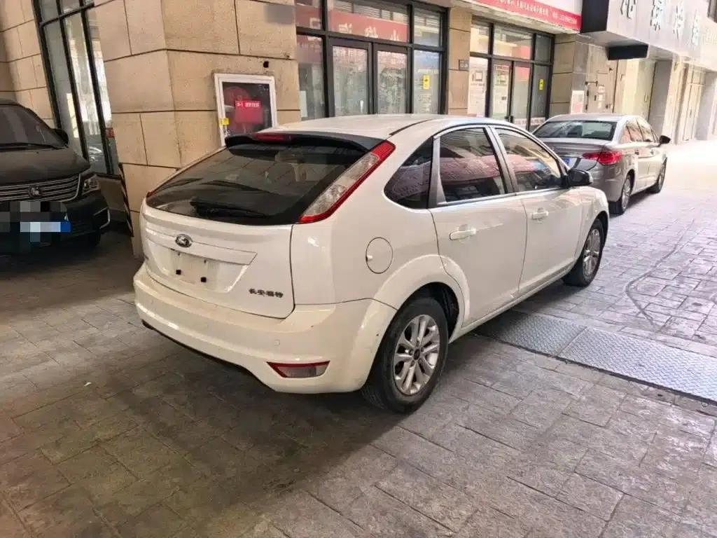 Ford Focus 2013 Hatchback Classic 1.8L Automatic Basic Model — миниатюра 7