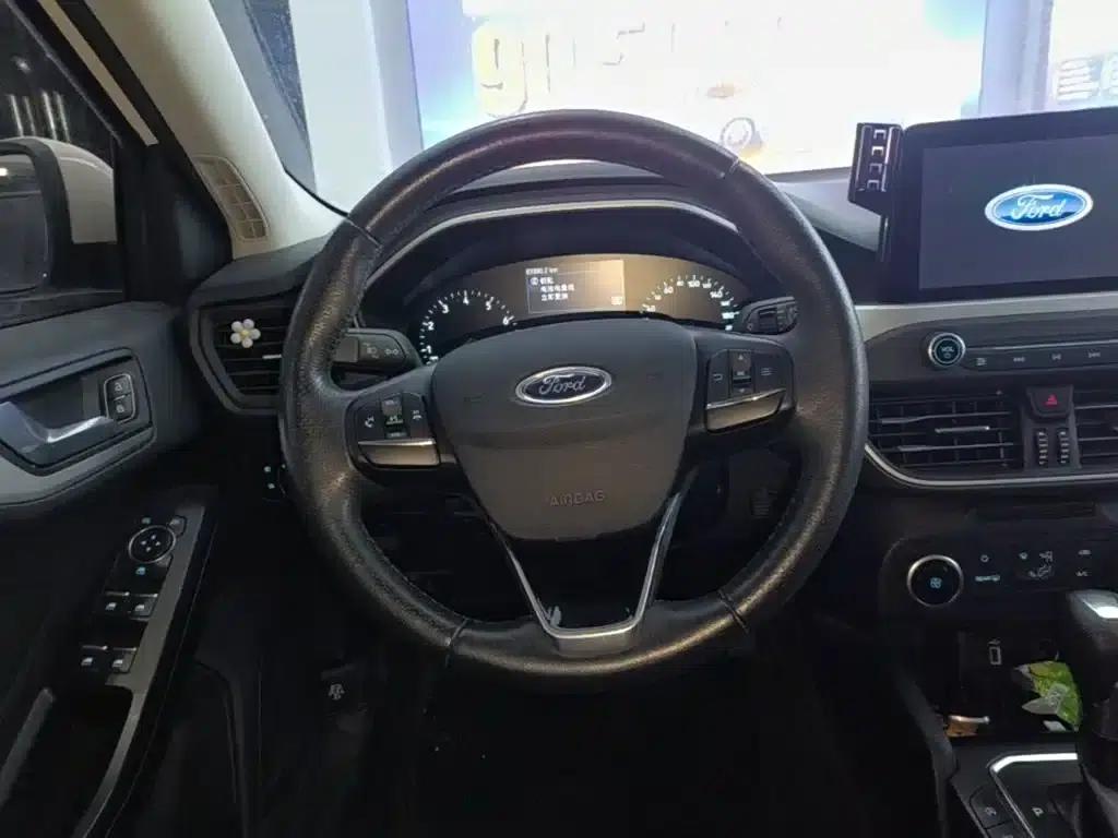 Ford Focus 2020 Sedan 1.5L Automatic Sport Edition — миниатюра 11