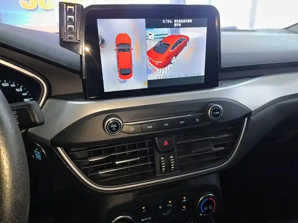Ford Focus 2020 Sedan 1.5L Automatic Sport Edition — миниатюра 13