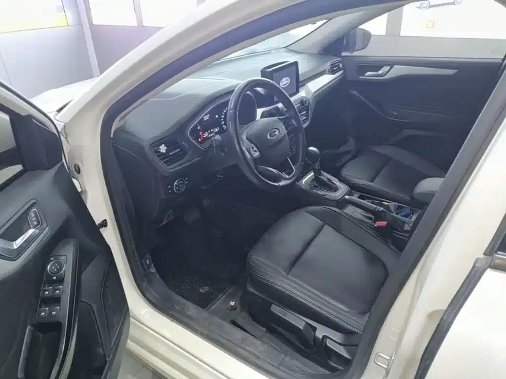 Ford Focus 2020 Sedan 1.5L Automatic Sport Edition — миниатюра 16