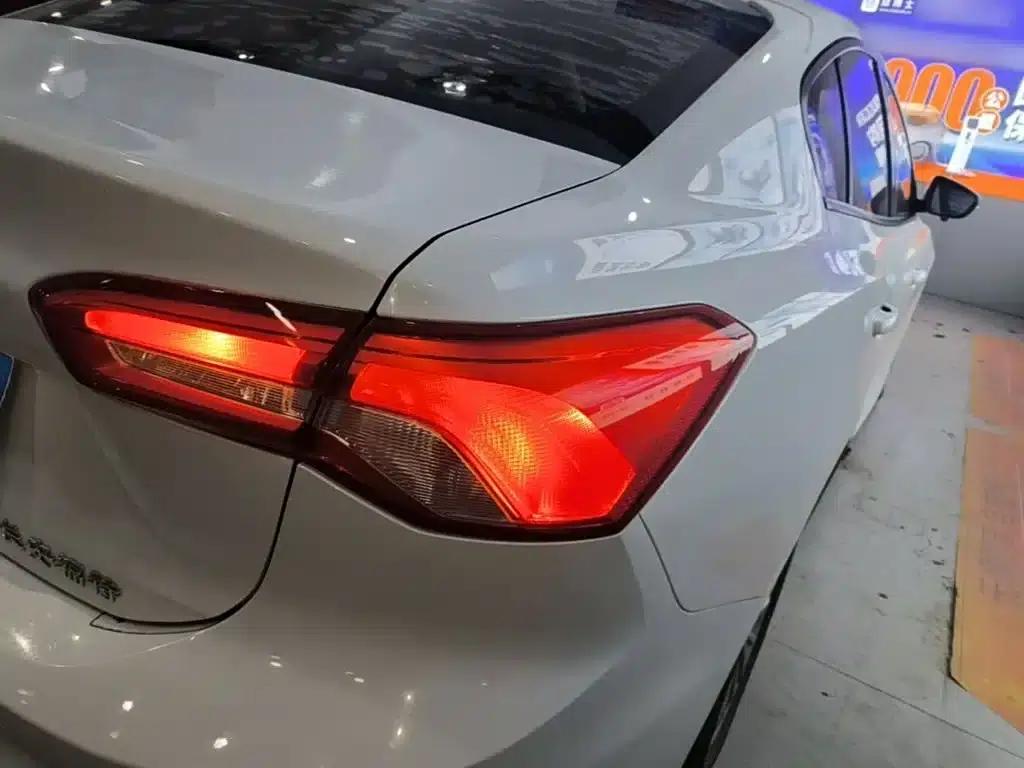 Ford Focus 2020 Sedan 1.5L Automatic Sport Edition — миниатюра 8