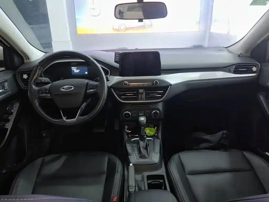 Ford Focus 2020 Sedan 1.5L Automatic Sport Edition — миниатюра 10