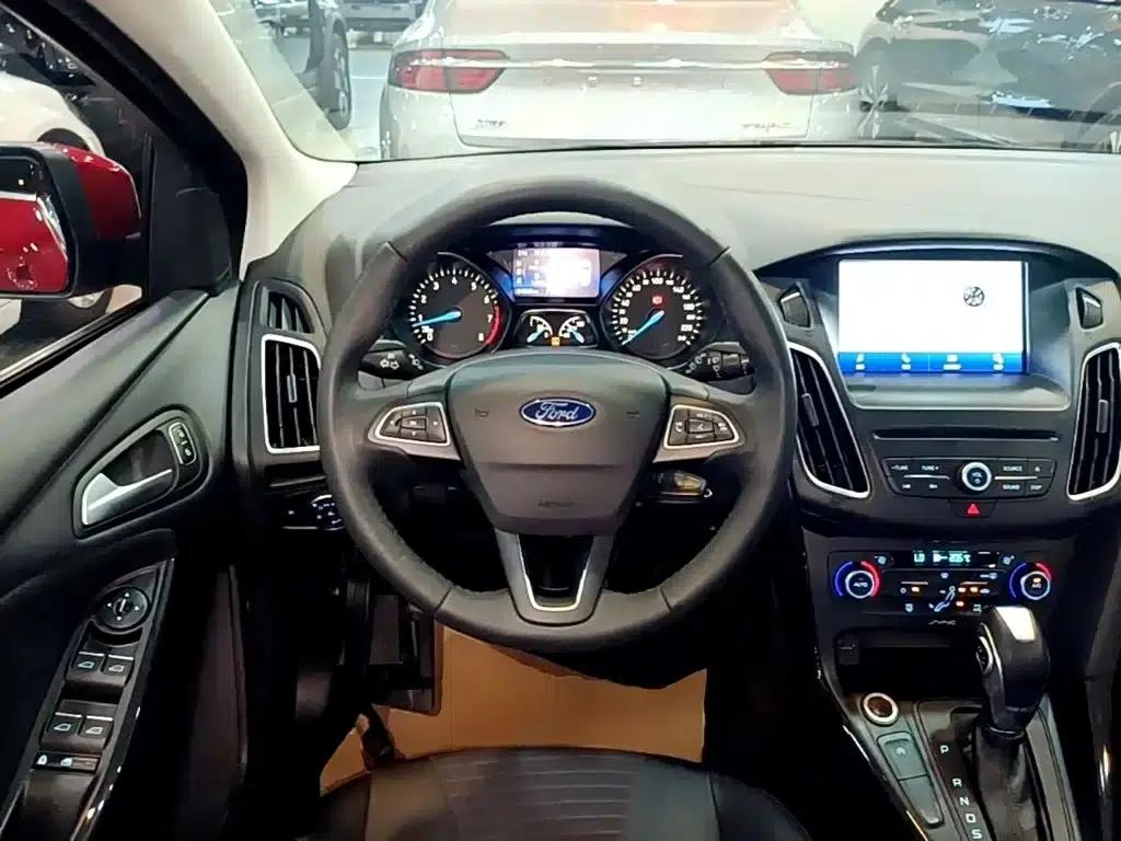2017 Ford Focus Hatchback EcoBoost 180 Automatic Elite — миниатюра 11