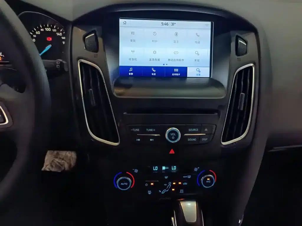 2017 Ford Focus Hatchback EcoBoost 180 Automatic Elite — миниатюра 13