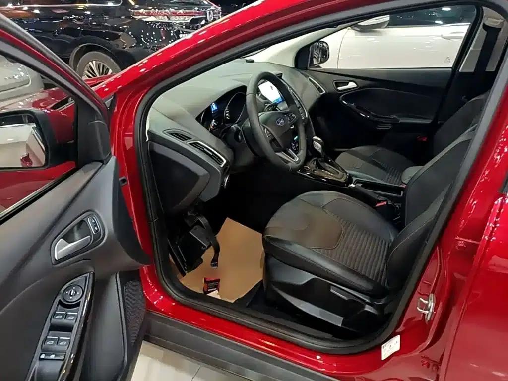 2017 Ford Focus Hatchback EcoBoost 180 Automatic Elite — миниатюра 16