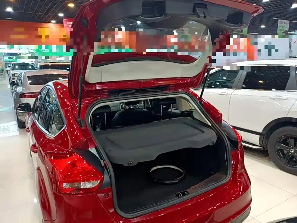 2017 Ford Focus Hatchback EcoBoost 180 Automatic Elite — миниатюра 19
