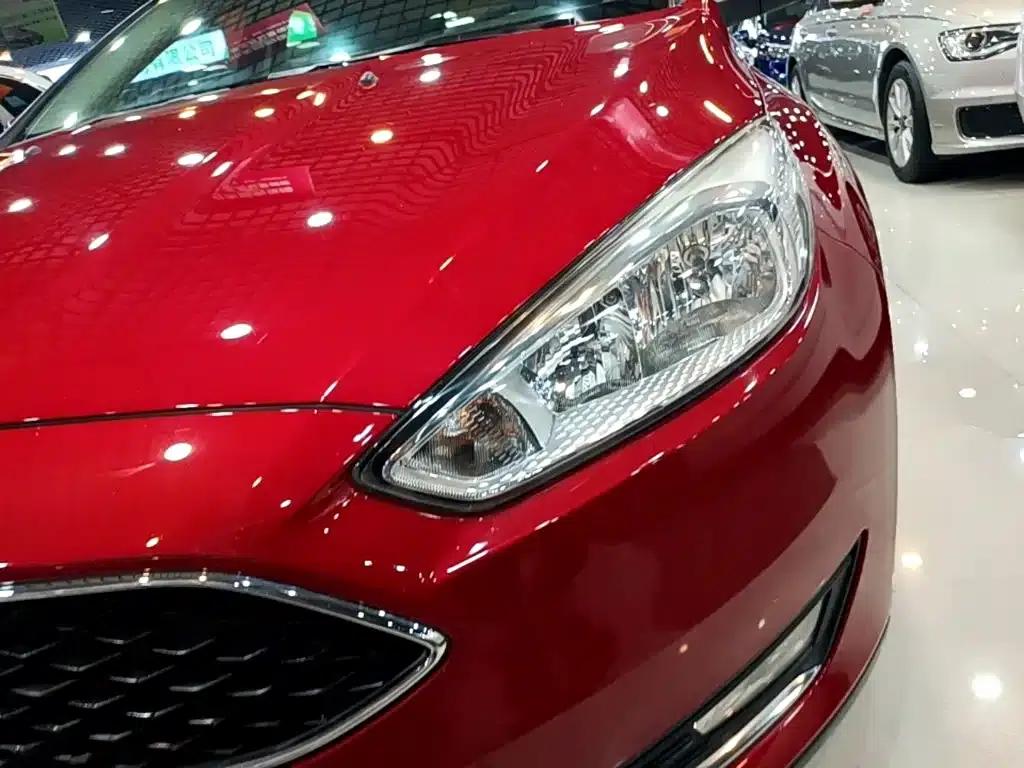 2017 Ford Focus Hatchback EcoBoost 180 Automatic Elite — миниатюра 24