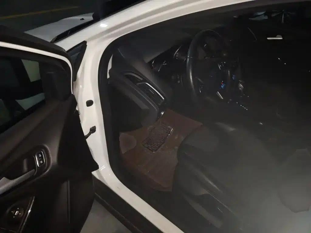 Ford Focus 2015 Hatchback 1.6L Automatic Fashion Edition — миниатюра 13