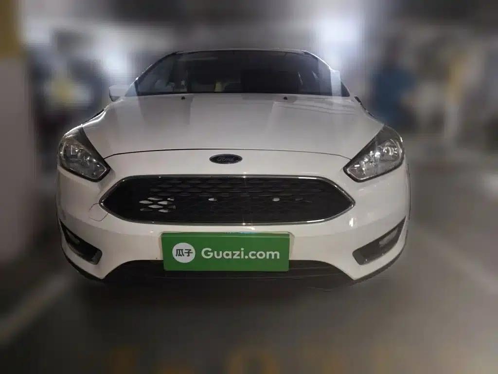 Ford Focus 2015 Hatchback 1.6L Automatic Fashion Edition — миниатюра 3