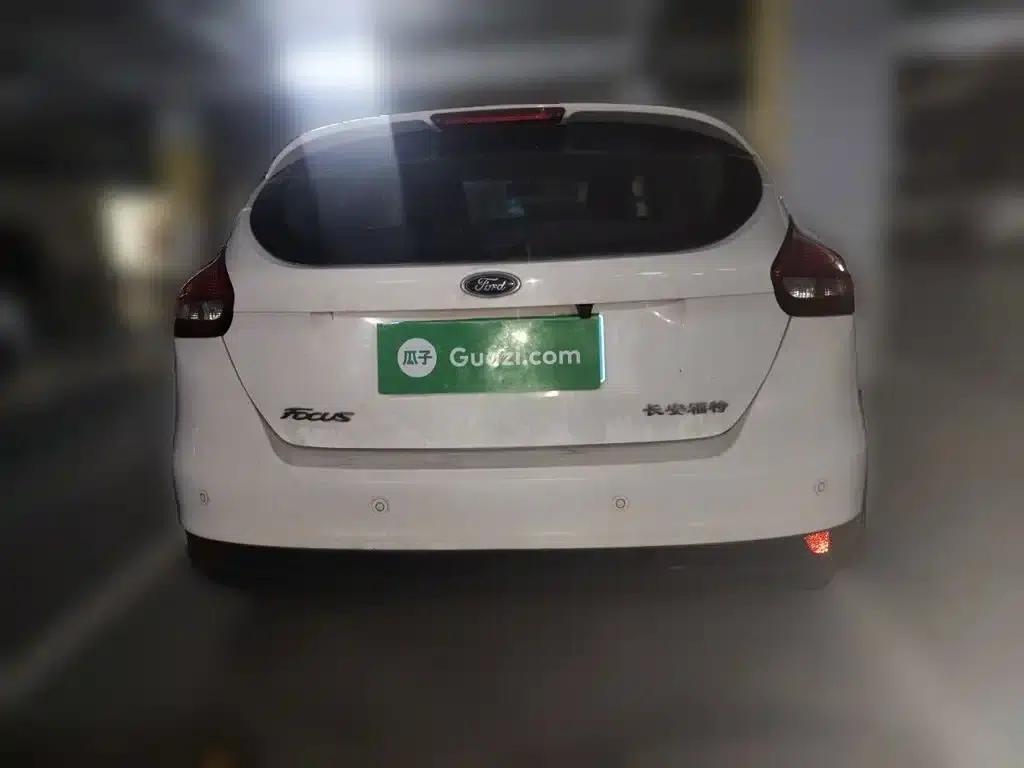 Ford Focus 2015 Hatchback 1.6L Automatic Fashion Edition — миниатюра 4