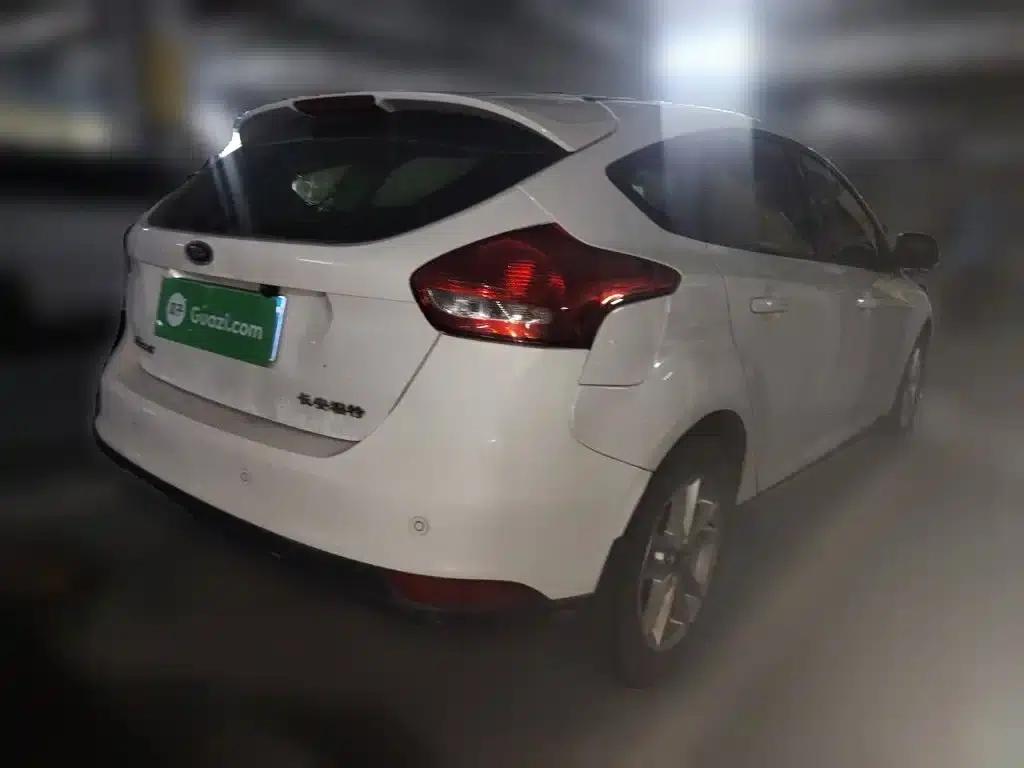 Ford Focus 2015 Hatchback 1.6L Automatic Fashion Edition — миниатюра 5