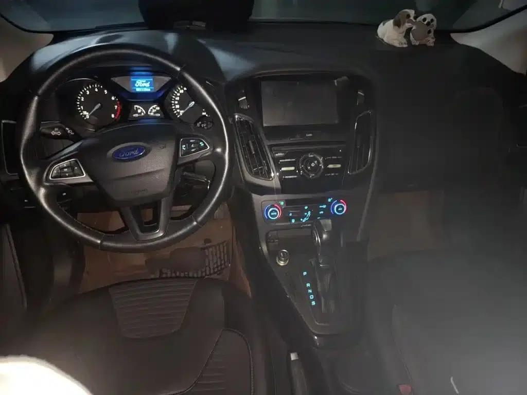 Ford Focus 2015 Hatchback 1.6L Automatic Fashion Edition — миниатюра 6