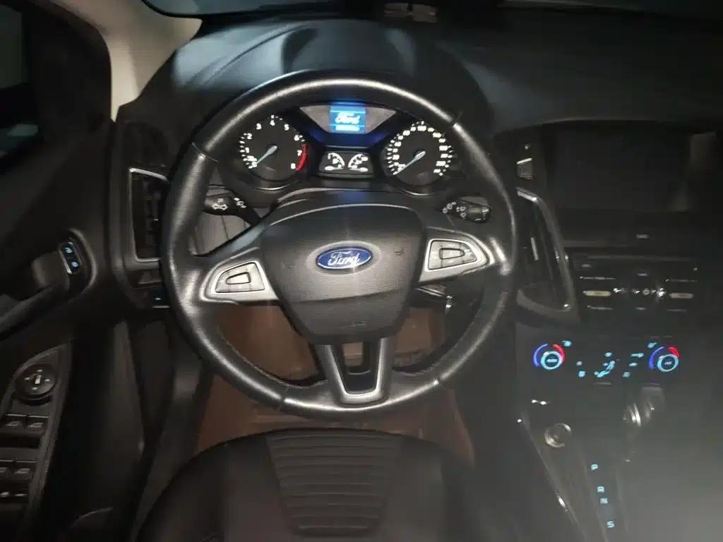 Ford Focus 2015 Hatchback 1.6L Automatic Fashion Edition — миниатюра 7