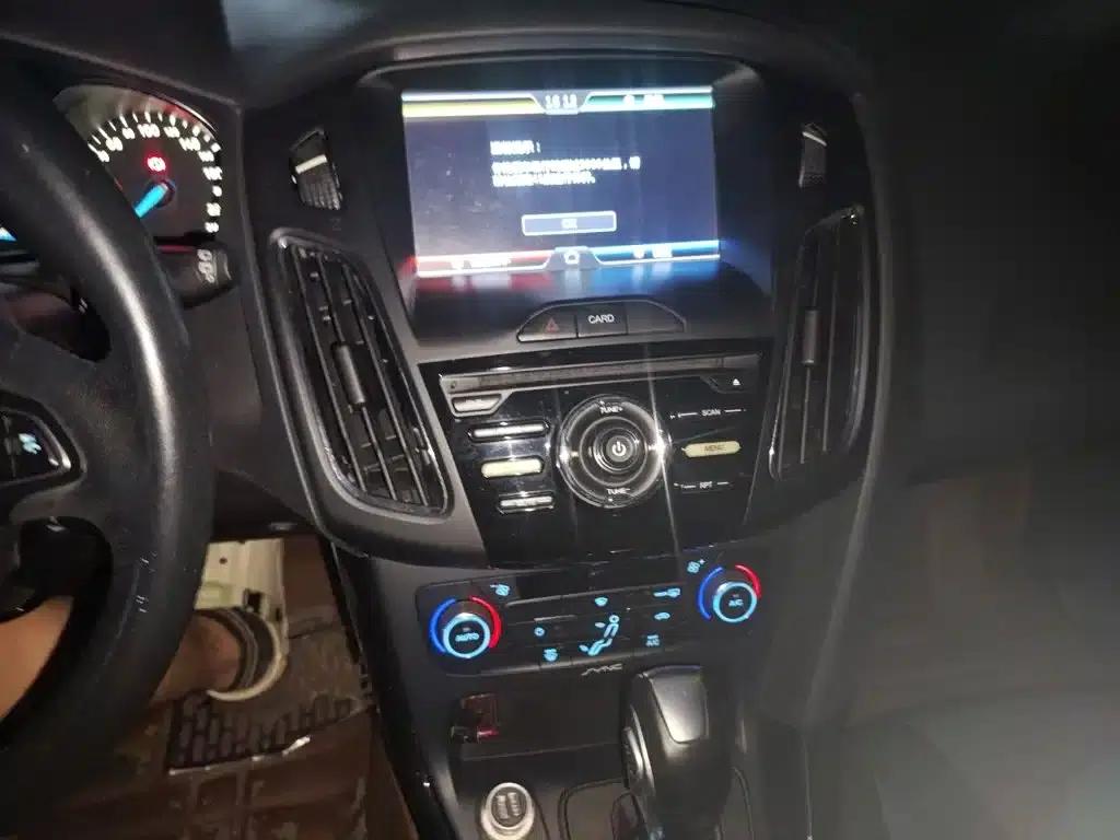 Ford Focus 2015 Hatchback 1.6L Automatic Fashion Edition — миниатюра 10