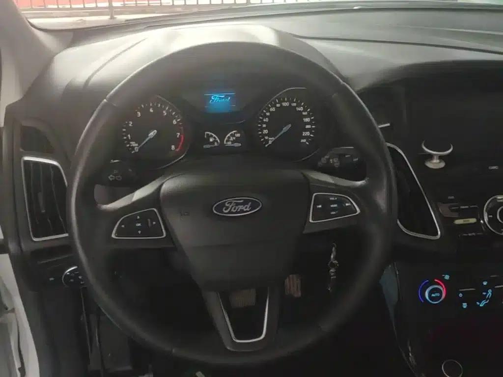 Ford Focus 2017 Hatchback 1.6L Automatic Fashion Smart Edition — миниатюра 11
