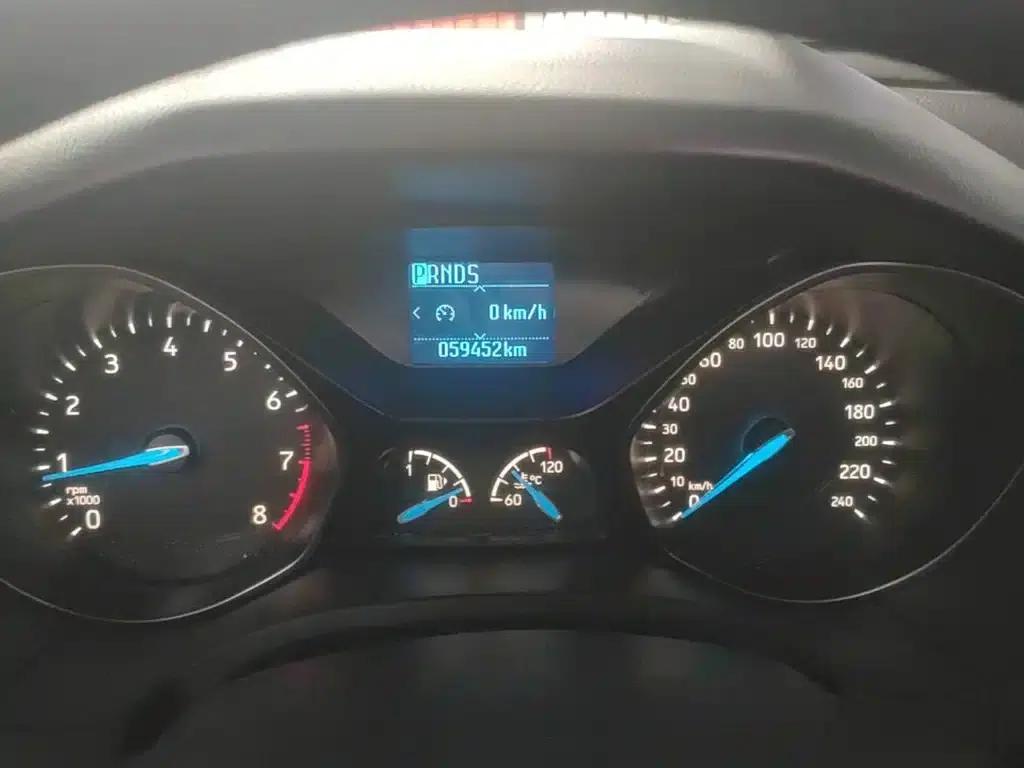 Ford Focus 2017 Hatchback 1.6L Automatic Fashion Smart Edition — миниатюра 12