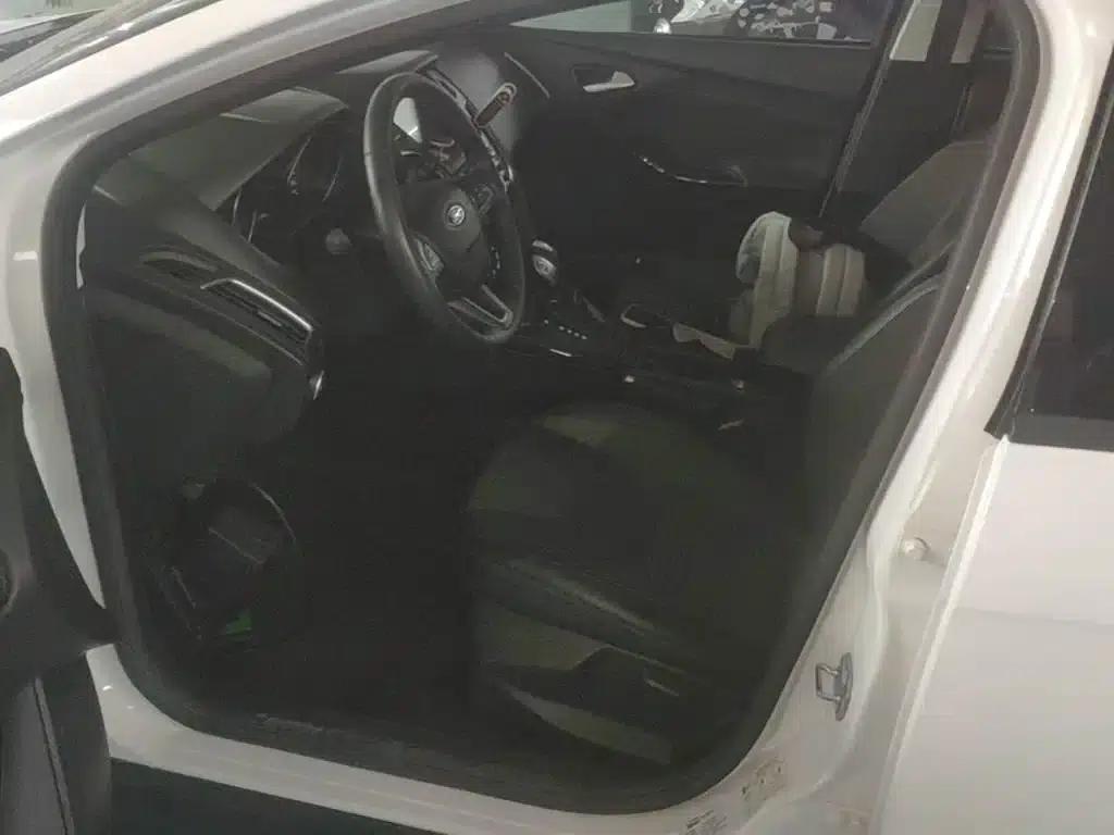 Ford Focus 2017 Hatchback 1.6L Automatic Fashion Smart Edition — миниатюра 15