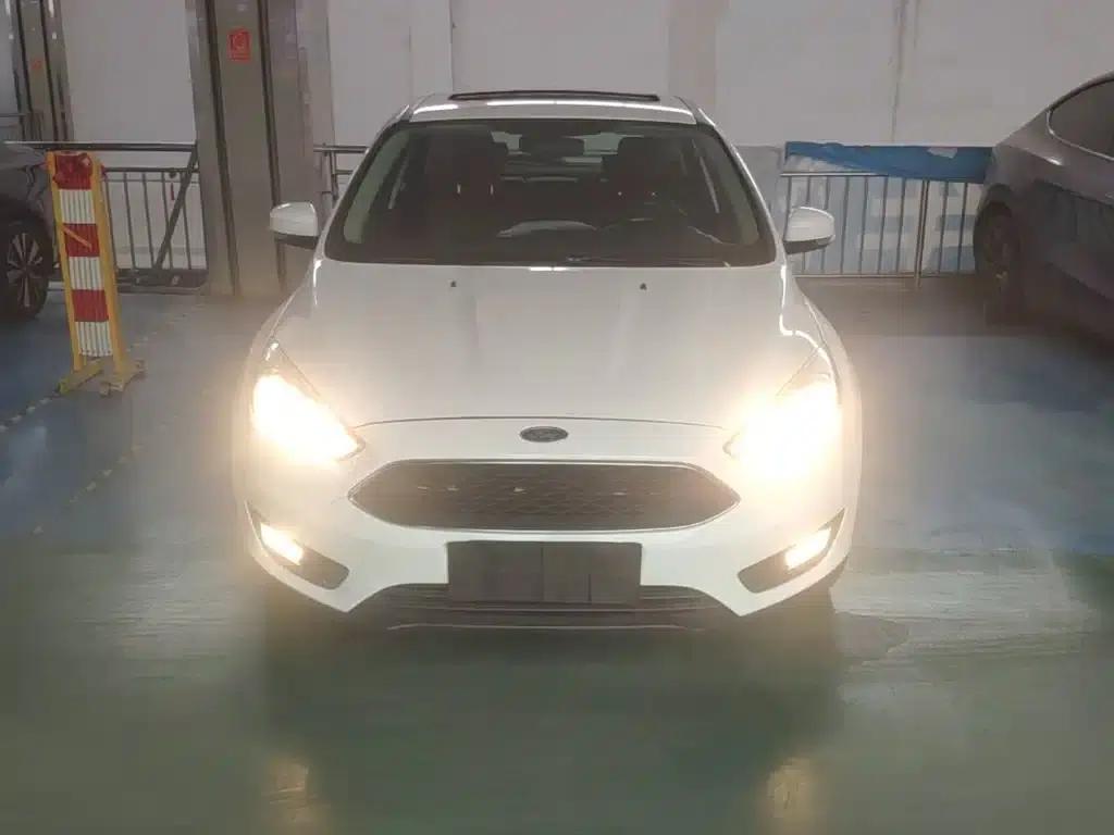 Ford Focus 2017 Hatchback 1.6L Automatic Fashion Smart Edition — миниатюра 3