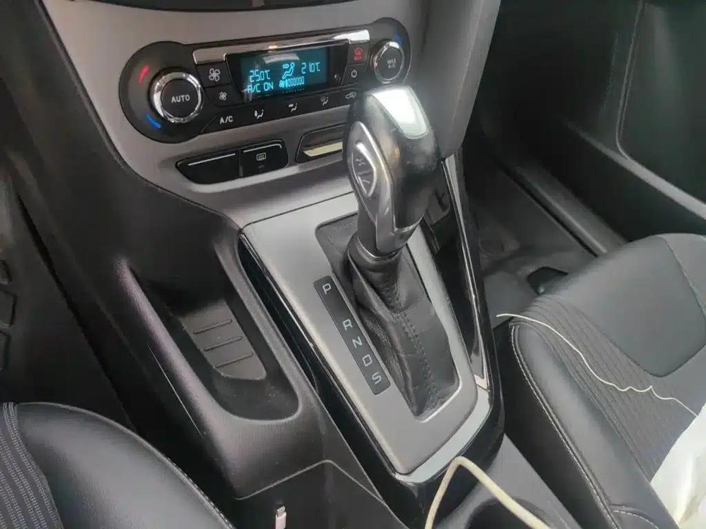Ford Focus 2012 Hatchback 1.6L Automatic Fashion Edition — миниатюра 11